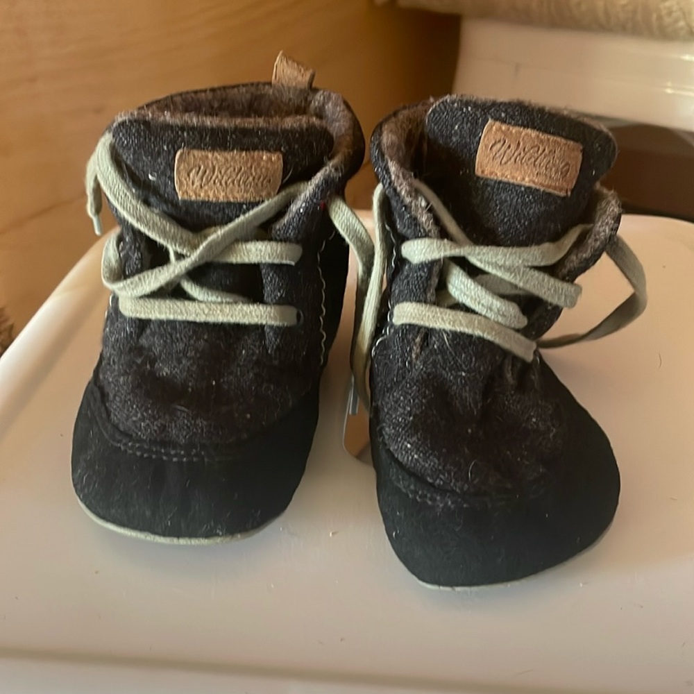 Great condition Wildlings barefoot shoes! Toddler size 4. Sustainable wool.